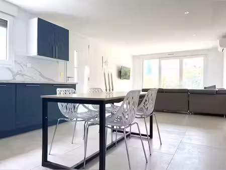 maison t4 vue dégagée sur les collines environnantes.
