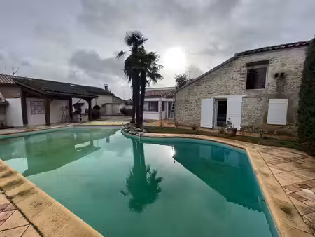maison en pierre avec piscine à aubiac (47)
