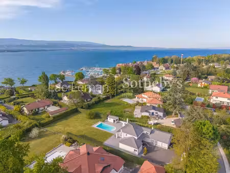 propriété contemporaine à proximité du lac leman