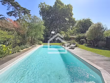 maison familiale des années 30 avec un beau jardin et une piscine.