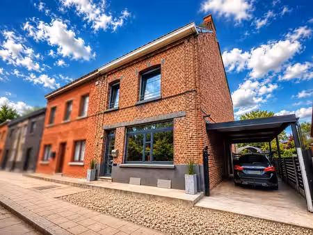 maison 3 façades avec jardin et carport
