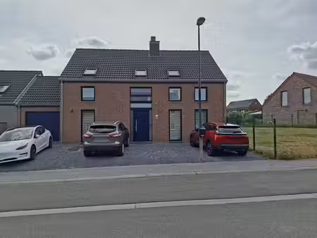 jolie villa 3 façades  située dans un quartier résidentiel