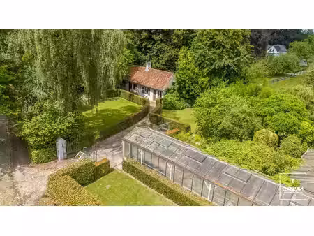 fermette omringd door groen met prachtige tuin