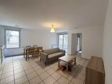 grand t2 meublé de 48 m2 avec balcon et piscine collective – proche transports