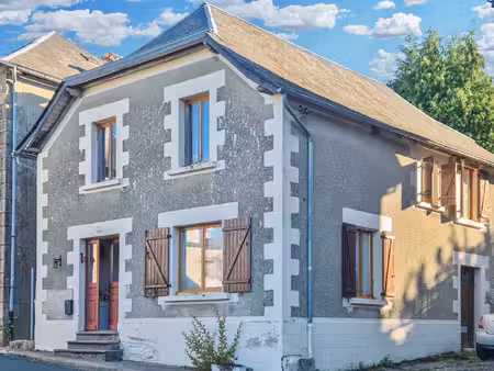 corrèze. treignac. maison en pierre avec 2 chambres. vue imprenable.