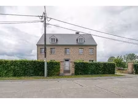 spacieuse maison sur un vaste terrain