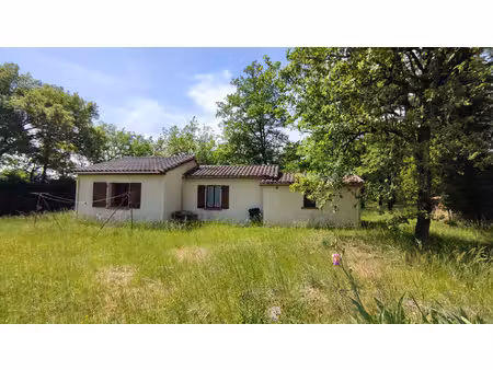 maison contemporaine des années 80  avec un terrain clôturé