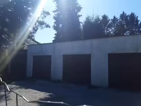 ensemble de quatre garages avec terrain