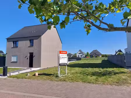terrain à bâtir idéalement situé pour une maison 3 façades