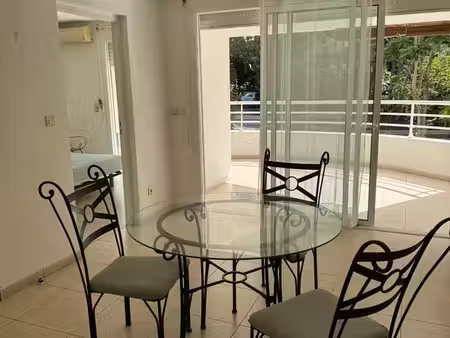 t2 meublé fort-de-france tout en bas de didier  45m2 + 17m2 terrasse  propre  lumineux et 