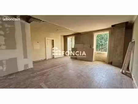 ? plateau à aménager – 33 00 m² avec 2 places de parking – reyrieux (01600)