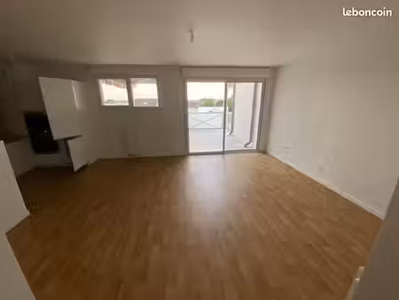 loue grand appartement t4- 3 chambres + terrasse