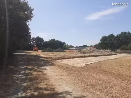 terrain 385 m² la garnache