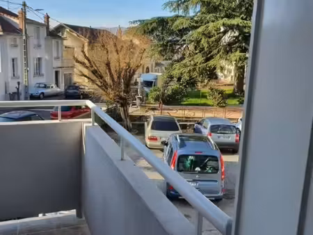 appartement meublé avec balcon et parking privé situé dans résidence et quartier calme sit