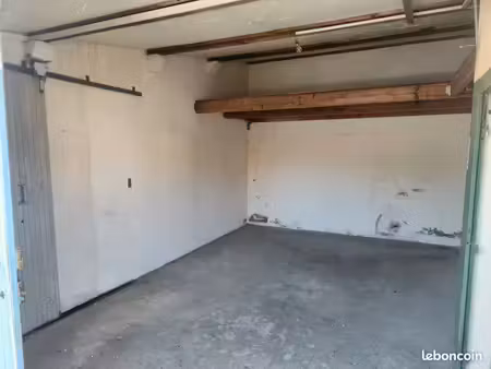 garage fermé de 23m2 secteur le devallon
