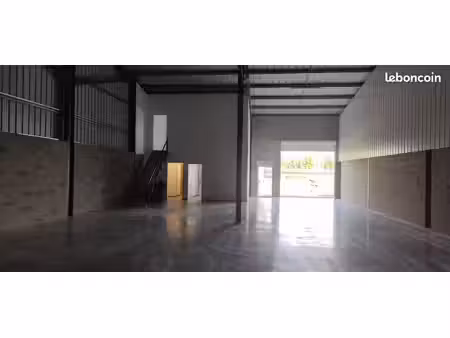 a louer entrepôt de 300m² avec bureaux  bâtiment neuf  hangar de stockage  agricole  ateli