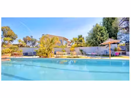 propriété avec piscine en bord de mer vieille ville - hyeres (83)