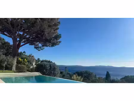 villa avec piscine en bord de mer le lavandou (83)
