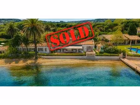 villa avec piscine en bord de mer saint-tropez (83)