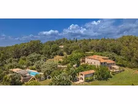 villa avec piscine et terrasse bagnols-en-forêt (83)