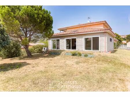 villa contemporaine avec piscine intérieure et dépendance