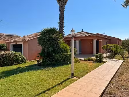 villa de plain pied avec garage et jardin piscinable idéalement située
