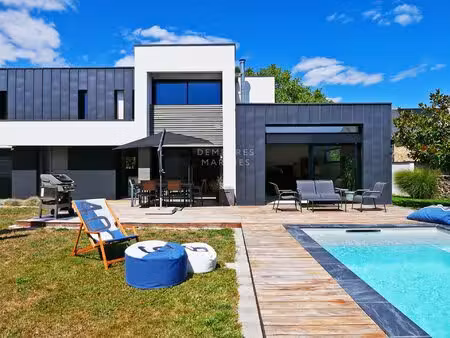 demeure d'architecte avec piscine à vannes