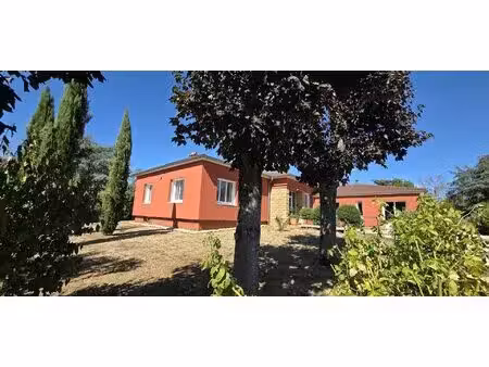 magnifique villa à l'esprit californien située dans un bourg médiéval de la côte...