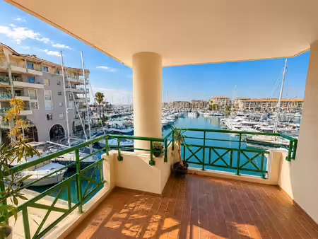 port fréjus – superbe t2 de 51 m² avec magnifique balcon et vue imprenable sur le port