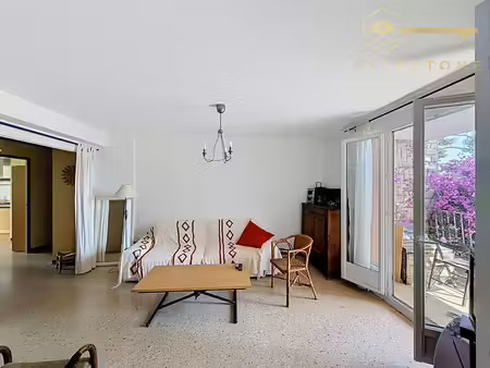 les lecques  appartement t3 à rénover avec belle terrasse et vue mer