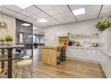 bureau loué avec 6 espaces à vendre à zaventem