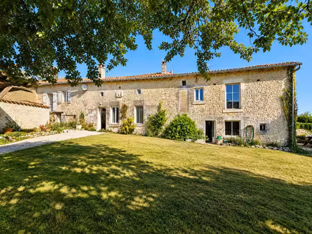maison de campagne avec jardin entre barbezieux et châteaune