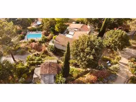 propriété avec piscine et jardin figanières (83)