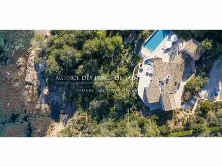 maison avec piscine en bord de mer saint-tropez (83)