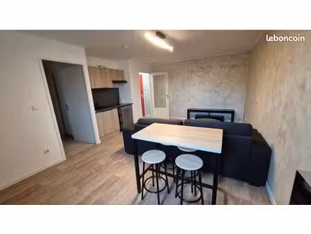 studio meublé avec chambre et balcon