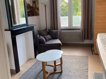 grand studio meublé bon état