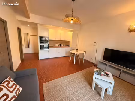 aubagne hypercentre – t2 meublé rénové 43 m² avec terrasse – 895 cc