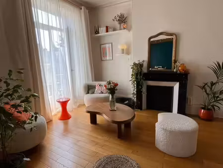 t3 85 m² avec balcon et cheminée décorative – centre-ville de besançon