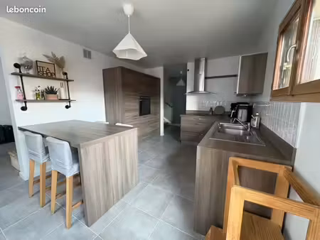 rare sur le marché  à louer t3  78 m2  maison mitoyenne  dans le centre de maconnex