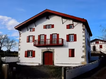 location appartement 5 pièces 101 m² à iholdy (64640)  1 210 €