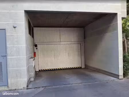 garage box fermé en sous sol