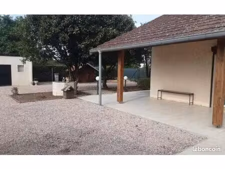 jolie maison entièrement clôturée avec plusieurs dépendances