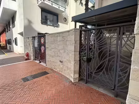 double place de parking dans résidence sécurisée à 350m de la banane