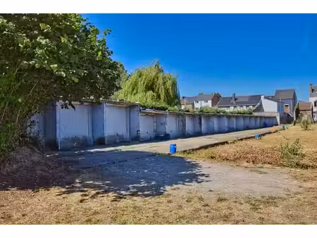 beau terrain comprenant 17 garages loués !