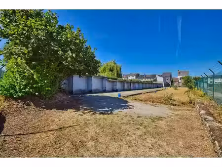 beau terrain comprenant 17 garages fermés !