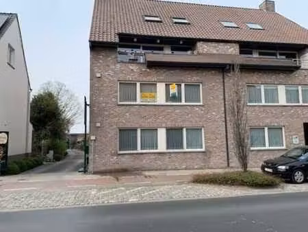 ruim appartement met 2 slaapkamers en garage