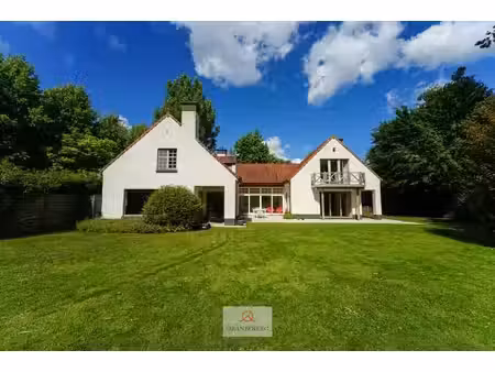 ruime villa met grote tuin te midden van het groen!
