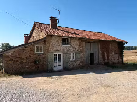 maison en pierre avec dépendance