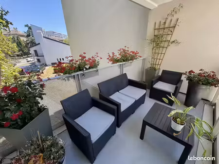 t2 meublé 45m² + balcon 9m² - pour étudiante uniquement - la celle st cloud