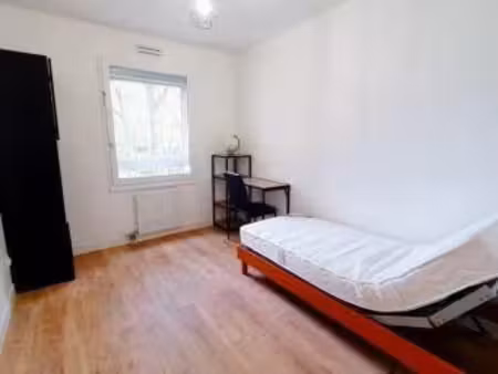 location meublée appartement 5 pièces 102 m² à creteil (94000)  520 €